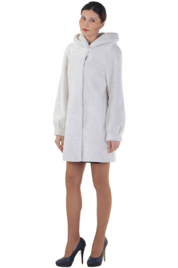 Белоснежная мутоновая шуба с капюшоном